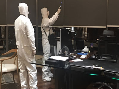 Especialista usando equipo detector de dispositivos espía en oficina