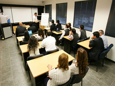 Instructor dictando curso de inteligencia aplicada a personal corporativo